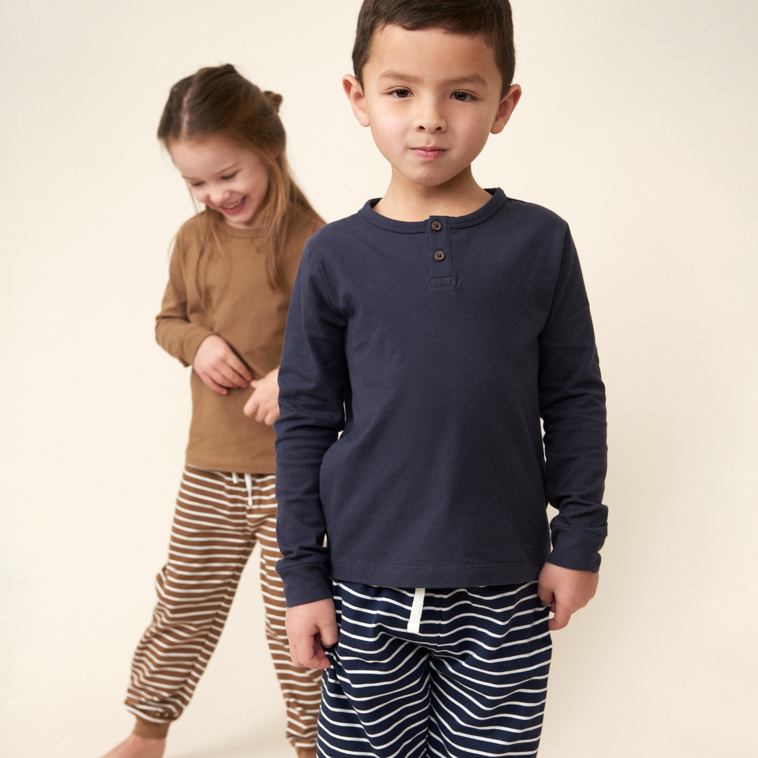 En Fant Børne Nattøjssæt i økologisk bomuld - Coca Mocha