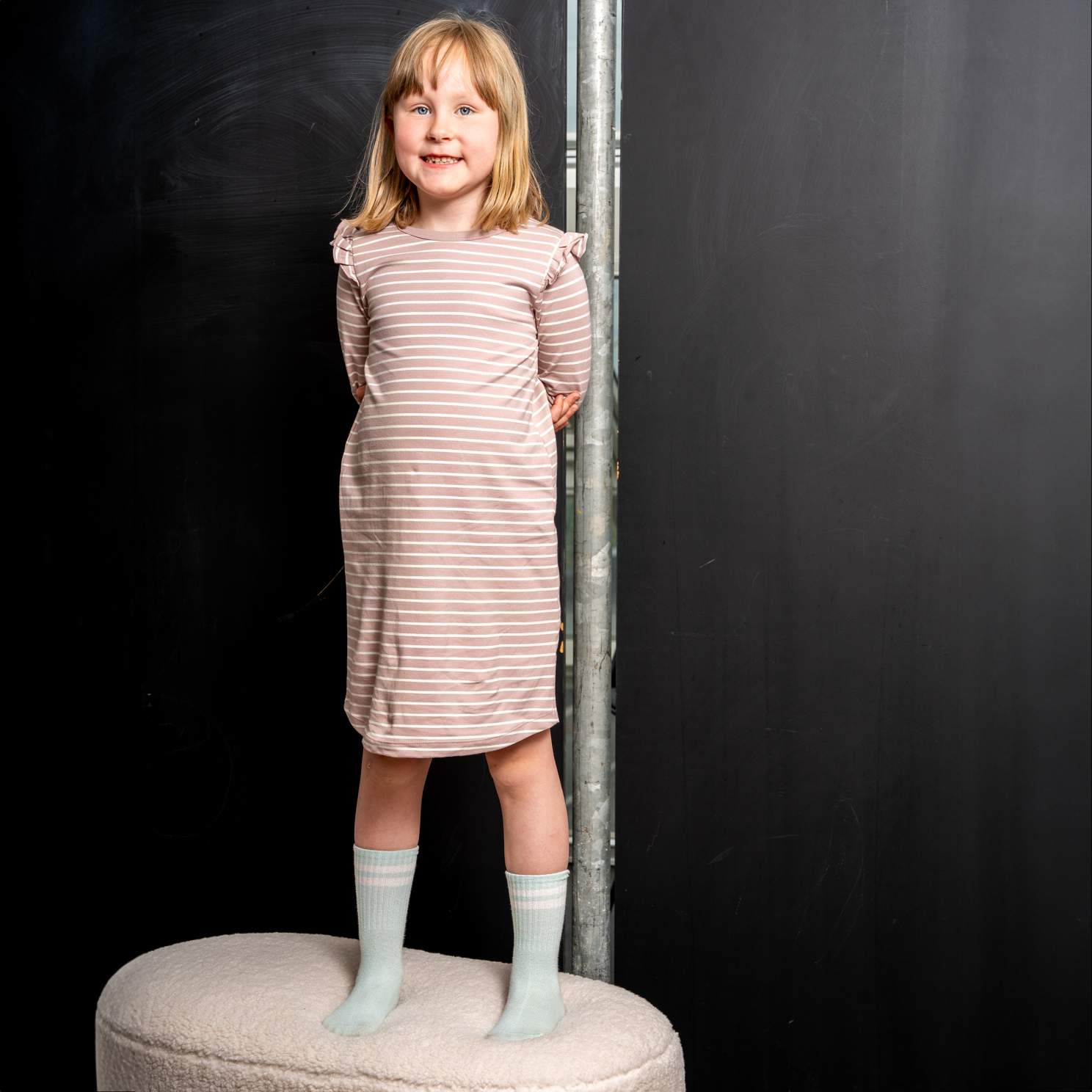 En Fant Pige Natkjole i økologisk bomuld - Shadow Gray