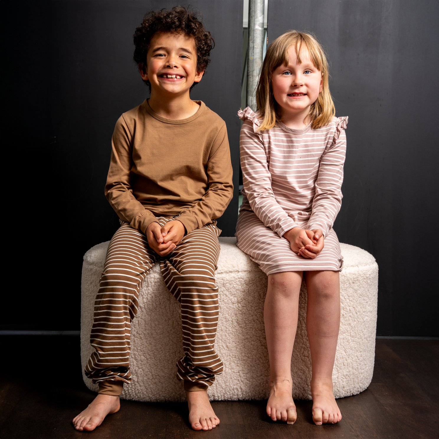 En Fant Pige Natkjole i økologisk bomuld - Shadow Gray